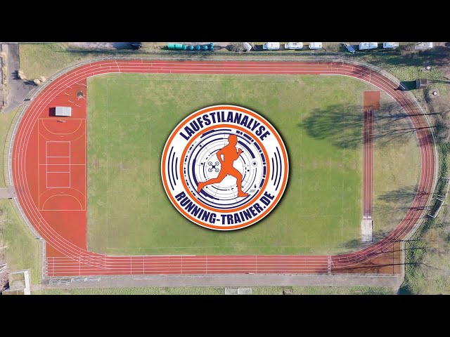 Drohnenansicht der Laufbahn in Malsch mit dem Logo der Laufstilanalyse